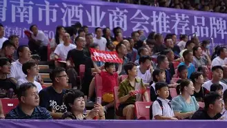 比赛现场的气氛异常热烈，球迷席上挥舞着旗帜呼喊的简单介绍