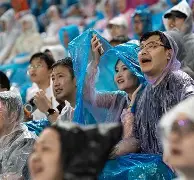 比赛现场的气氛异常热烈，球迷席上挥舞着旗帜呼喊的简单介绍