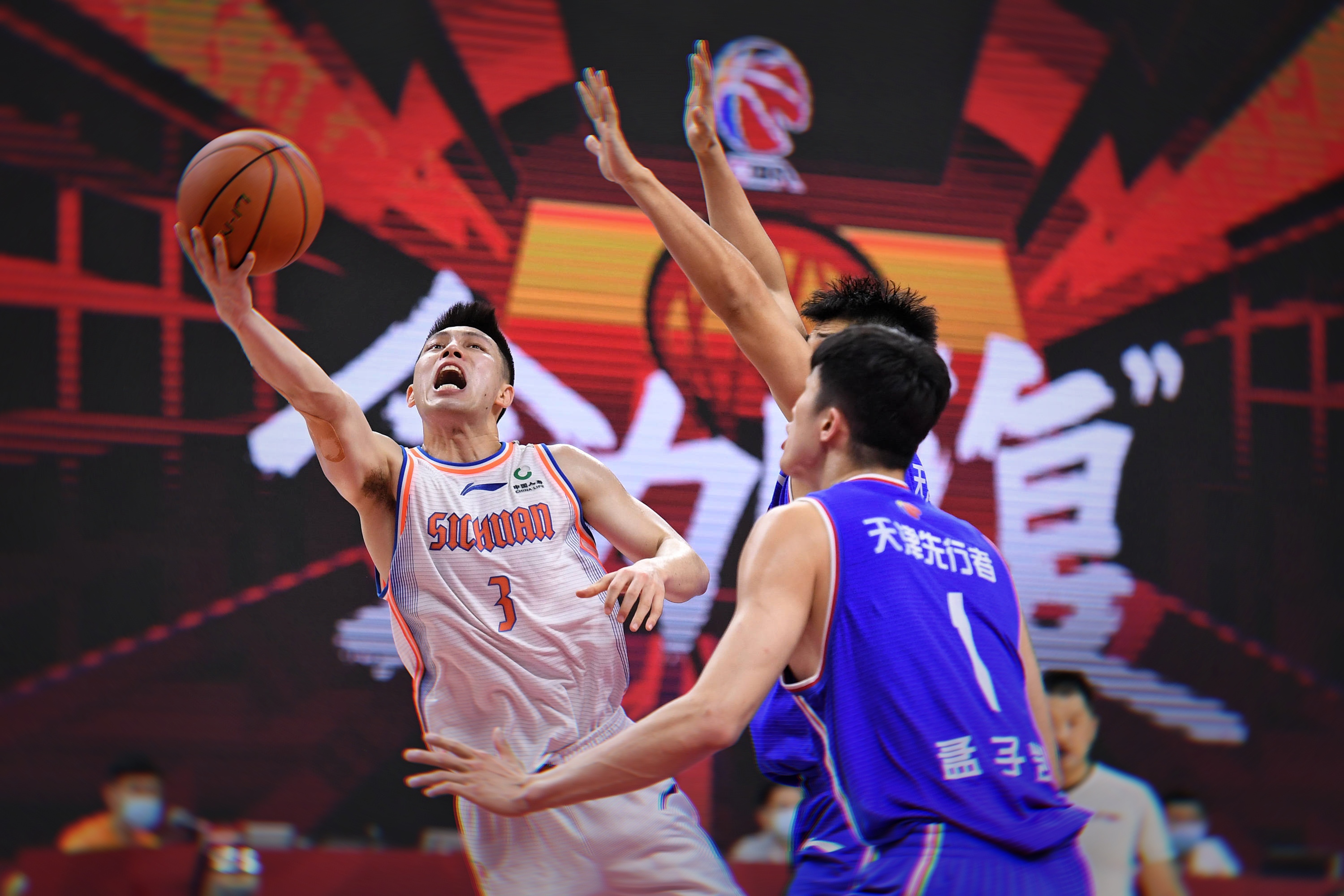 双方球员拼尽全力,为赢球不惜付出一切代价